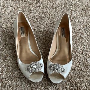 Badgley Mischka ivory satin heels